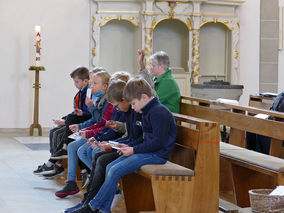 Vorstellung der Kommunionkinder in St. Crescentius (Foto: Karl-Franz Thiede)